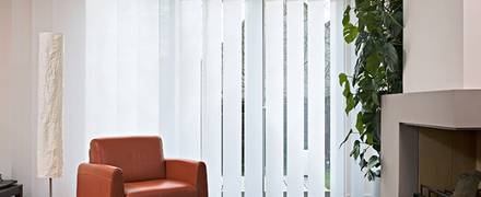 Der Lamellenvorhang bzw. die Vertikal-Jalousie ist eine sehr elegante Sonnenschutzanlage. Gerne wird sie in Arztpraxen und Büros eingesetzt.
