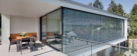 Außenjalousien mit 50 mm Lamellenbreite und Spannseilführung sind besonders für Bauten mit kleineren Fensterabmessungen zu empfehlen. Jalousien München, für den Außenbereich